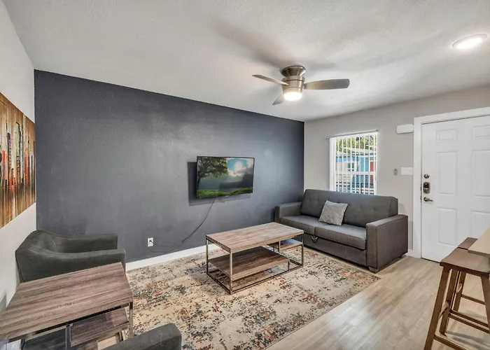 King Suite W Fast Wifi - Free Parking, Sleeps 6