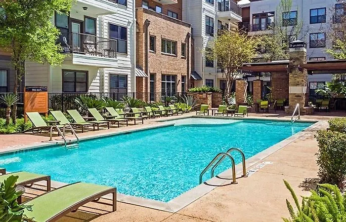 Modern 2B Near Downtown With Pool And Cozy King Beds