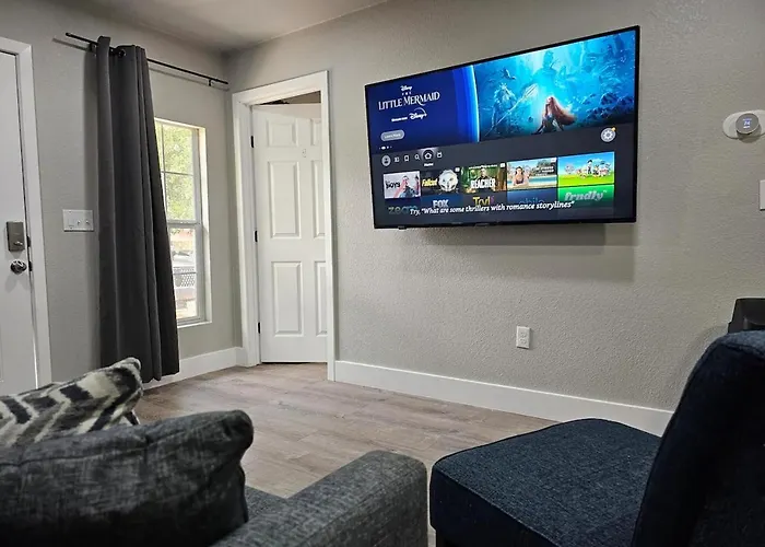Homey 2Br Home Near Dt & Airport