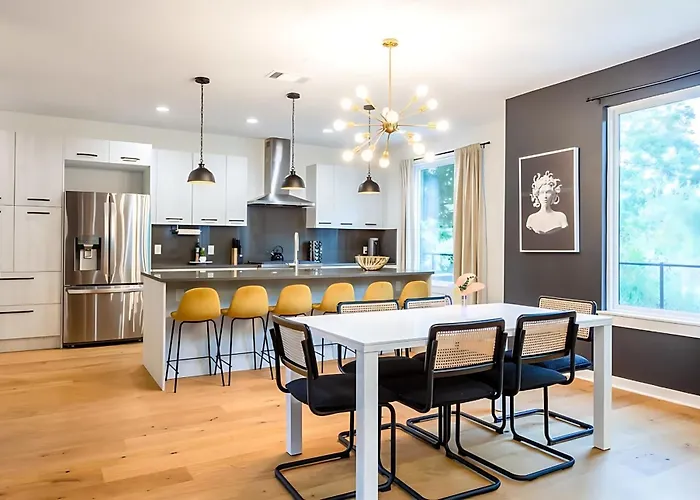 Two-House Private 10Br Compound - Dt 6 Min Drive