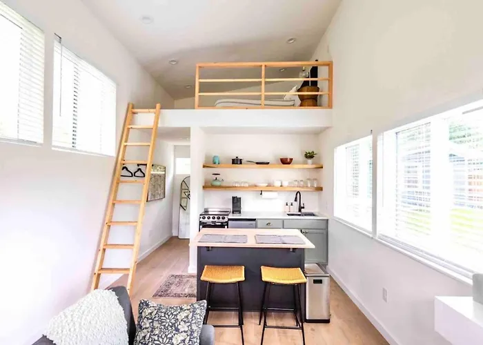 Extended Stay Retreat - Cozy Yet Spacious Tiny Gem