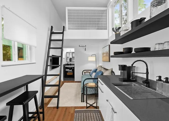 Spacious And Bright With Deck Walkable To 6Th St