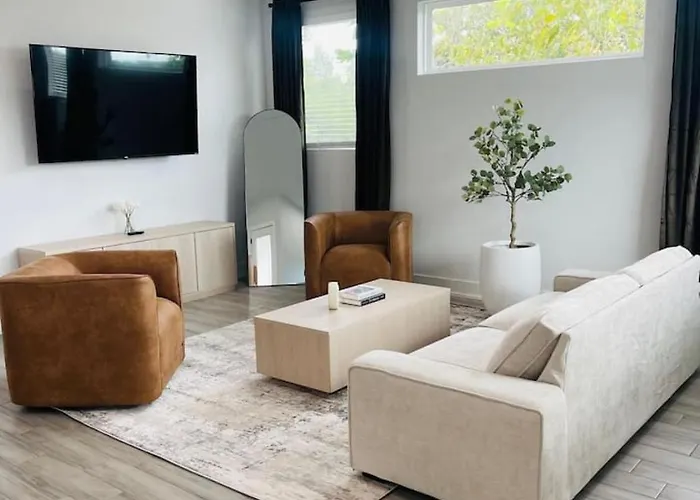 Luxury Combined Homes - Downtown Access - Balcony