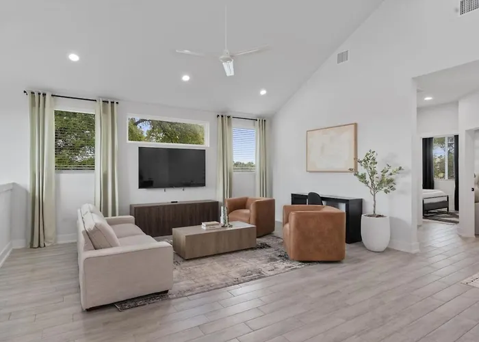 Luxury Combined Homes - Downtown Access - Balcony