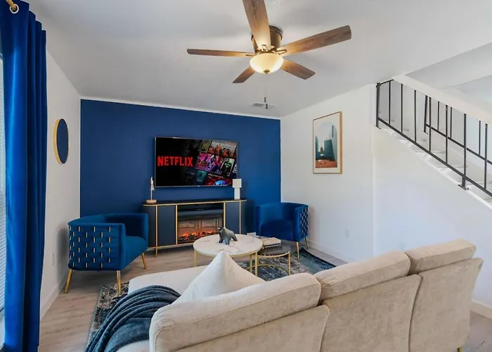 Luxury L Easy To Downtown L Balcony L Fireplace