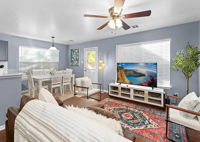 Luxury Farmhouse - 10 Min From Dt - Sleeps 10