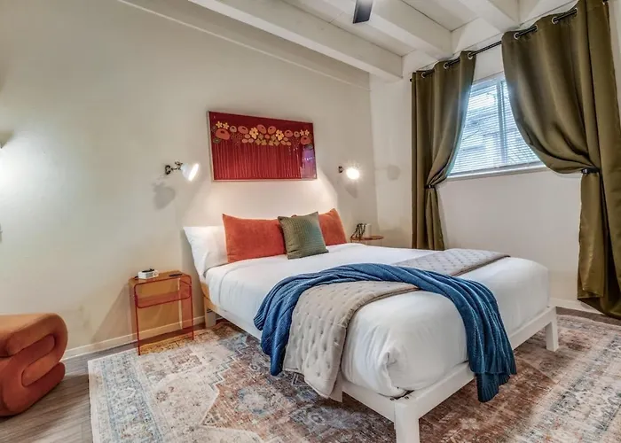Austin Central Modern Comfort Pet-Friendly