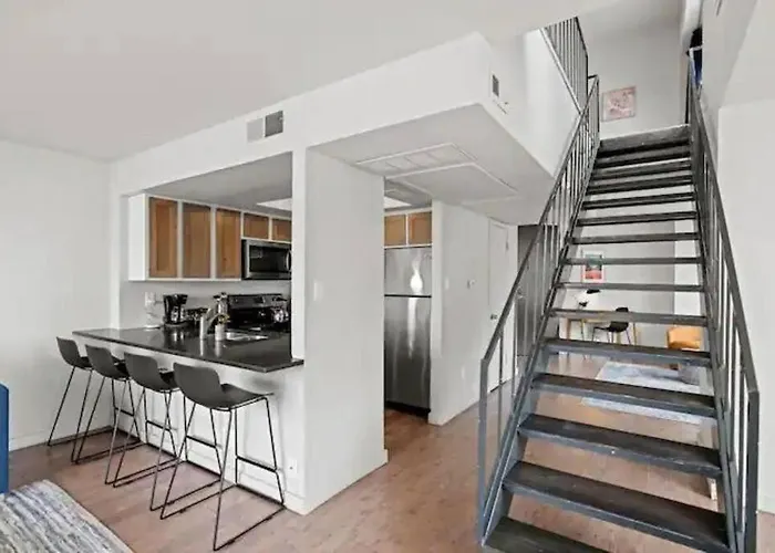 Downtown 2 Bedroom Apartment With Stunning Austin Views Pool, Gym, Centric
