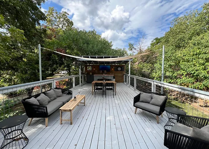Authentic Austin Pad With Roof-Top Deck Bar