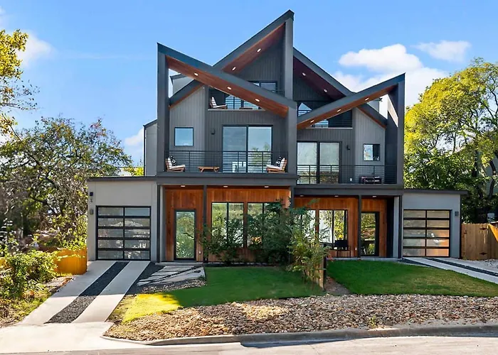 Soco Villa - Backyard - Balconies - Dt Austin