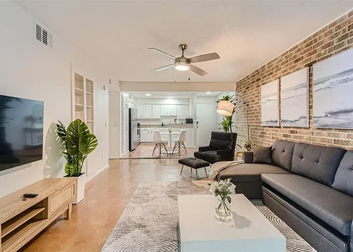Walkable Dtwn 2B Getaway - Sleeps 5 - Pool, Prkg