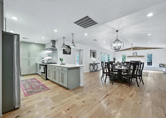 Stylish Downtown Gem - Sleeps 8 - Fire Pit - Ensuite Baths