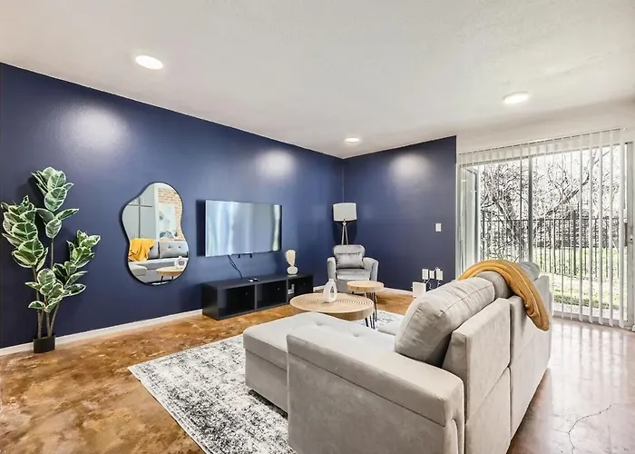 Your Cozy King Suite Getaway - Sleeps 4 - Pool, Prkg