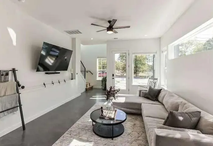 Bright & Airy 3Br - Perfect Location And Balcony
