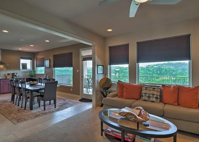 Chic Villa With Infinity Pool 10 Mi To Downtown!