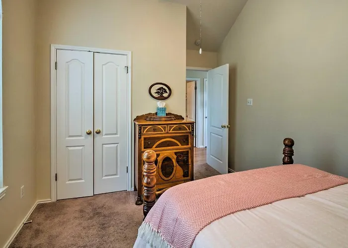 Austin Home With 2 Furnished Decks And Lake Views