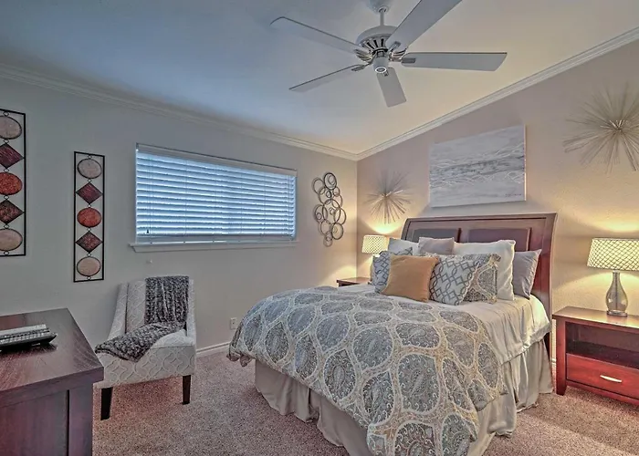 Modern Austin Condo With Pool Less Than 5 Mi To Downtown!