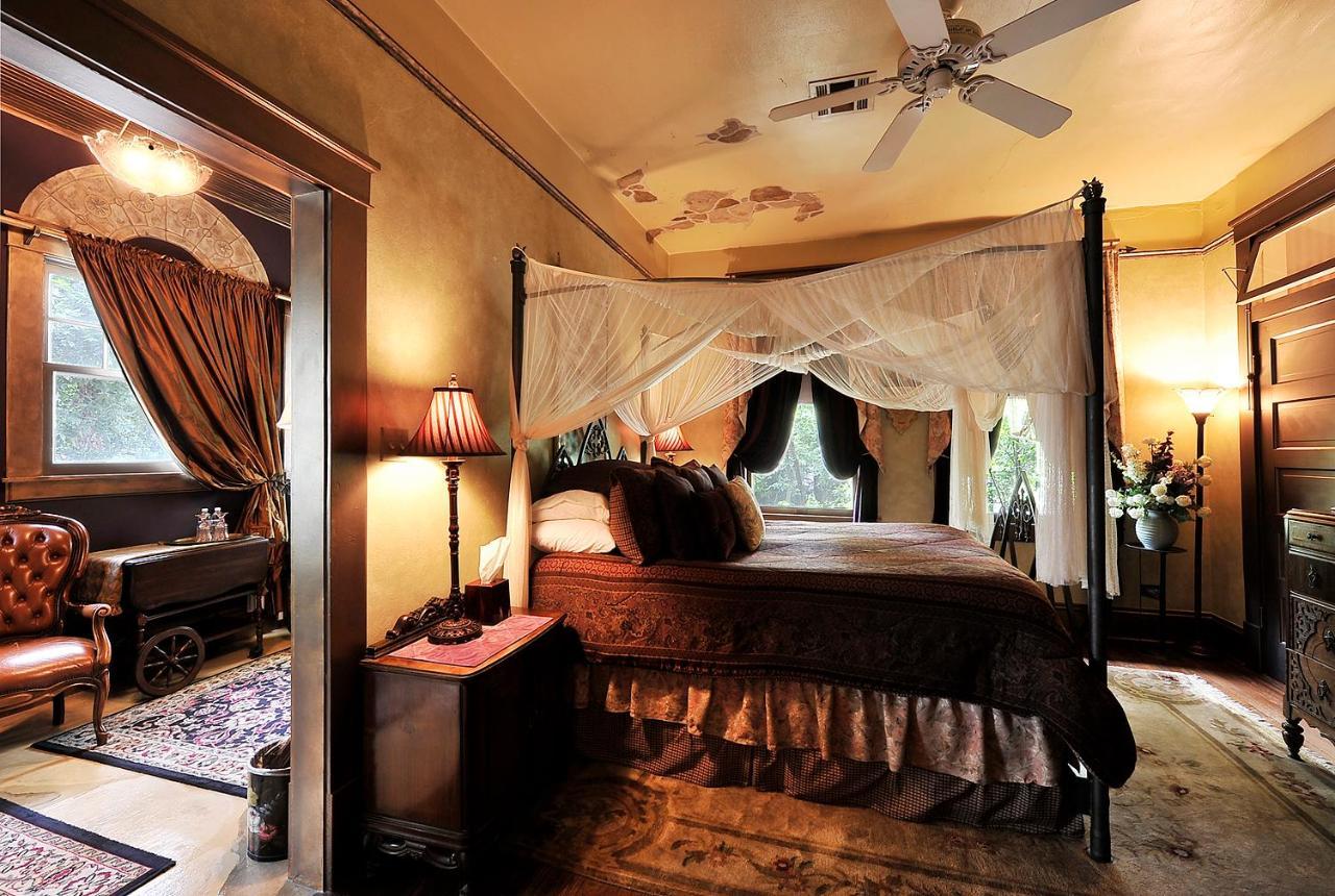 Austin's At Pearl Street 4*