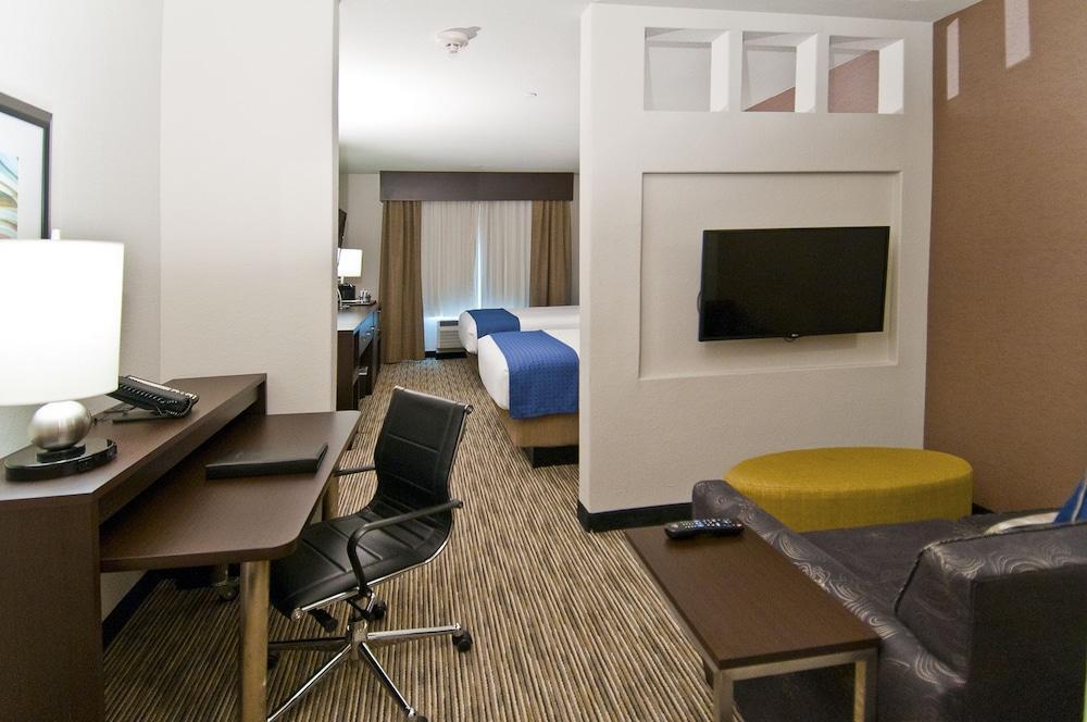 Hotel Airport By Ihg 3*