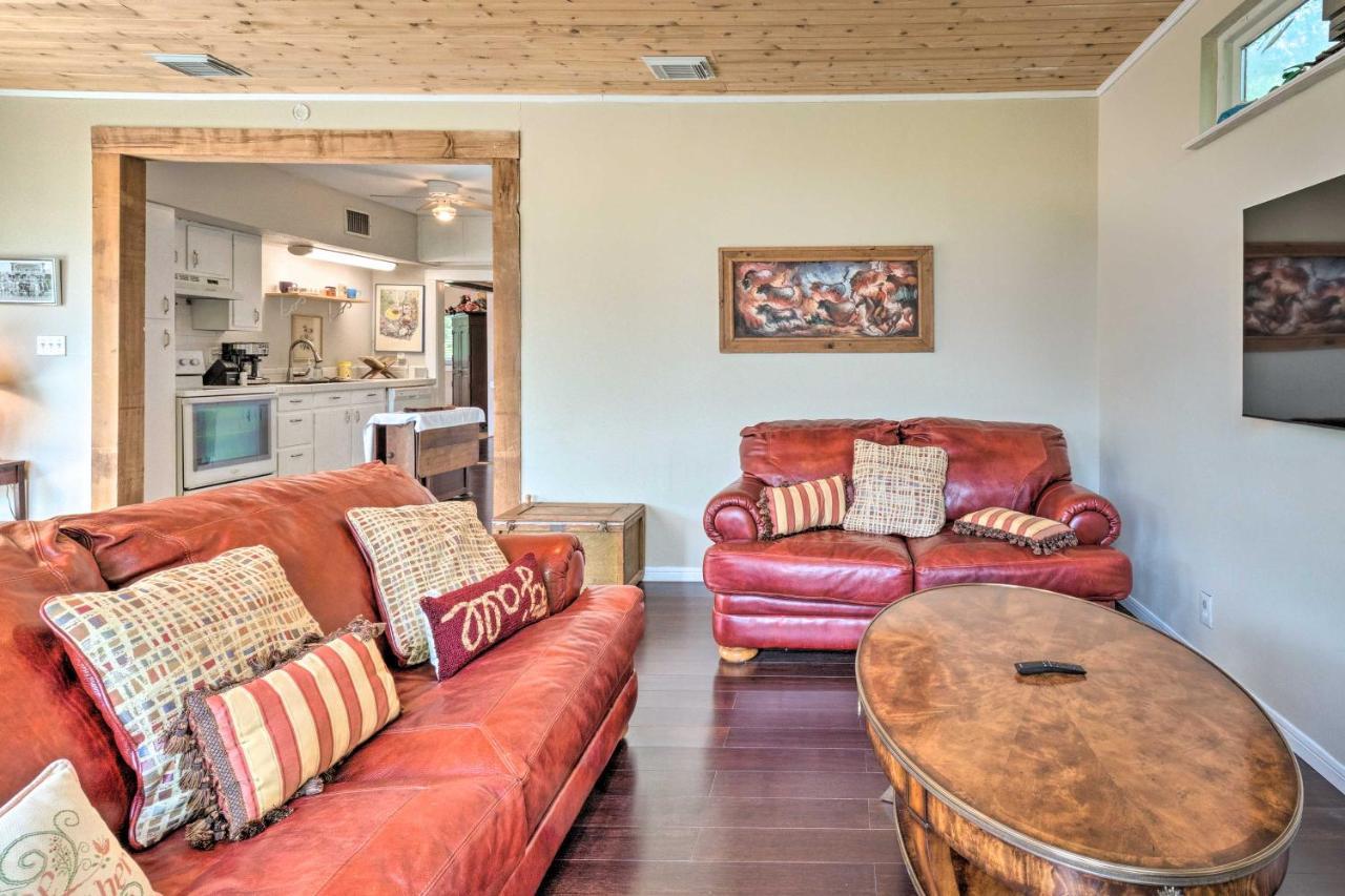 Holiday home Pet-friendly With Deck, Yard, And Views! Austin