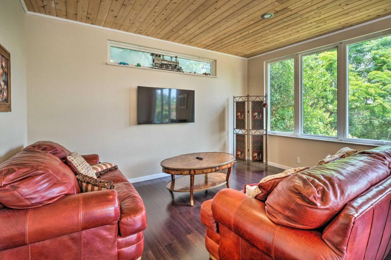 Pet-friendly With Deck, Yard, And Views! Holiday home *