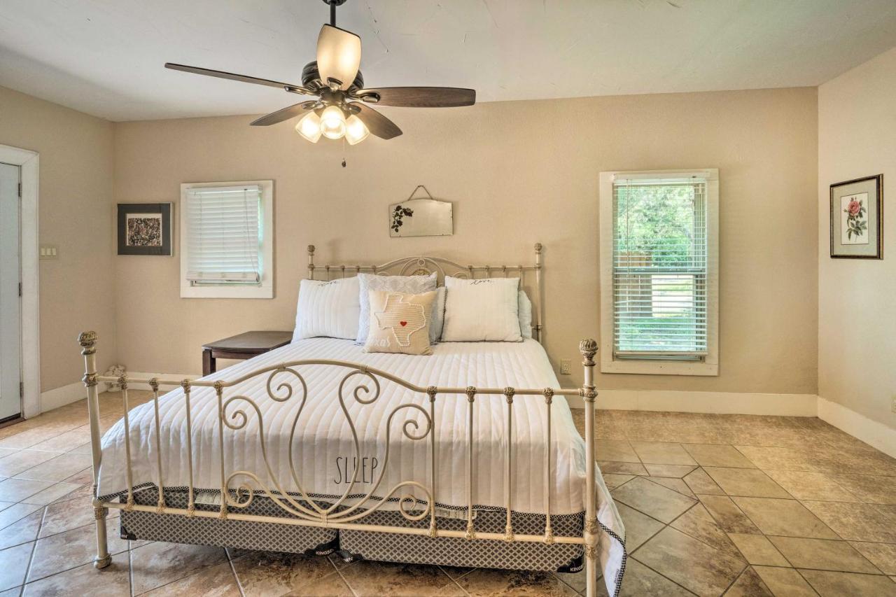 Holiday home Pet-friendly With Deck, Yard, And Views!