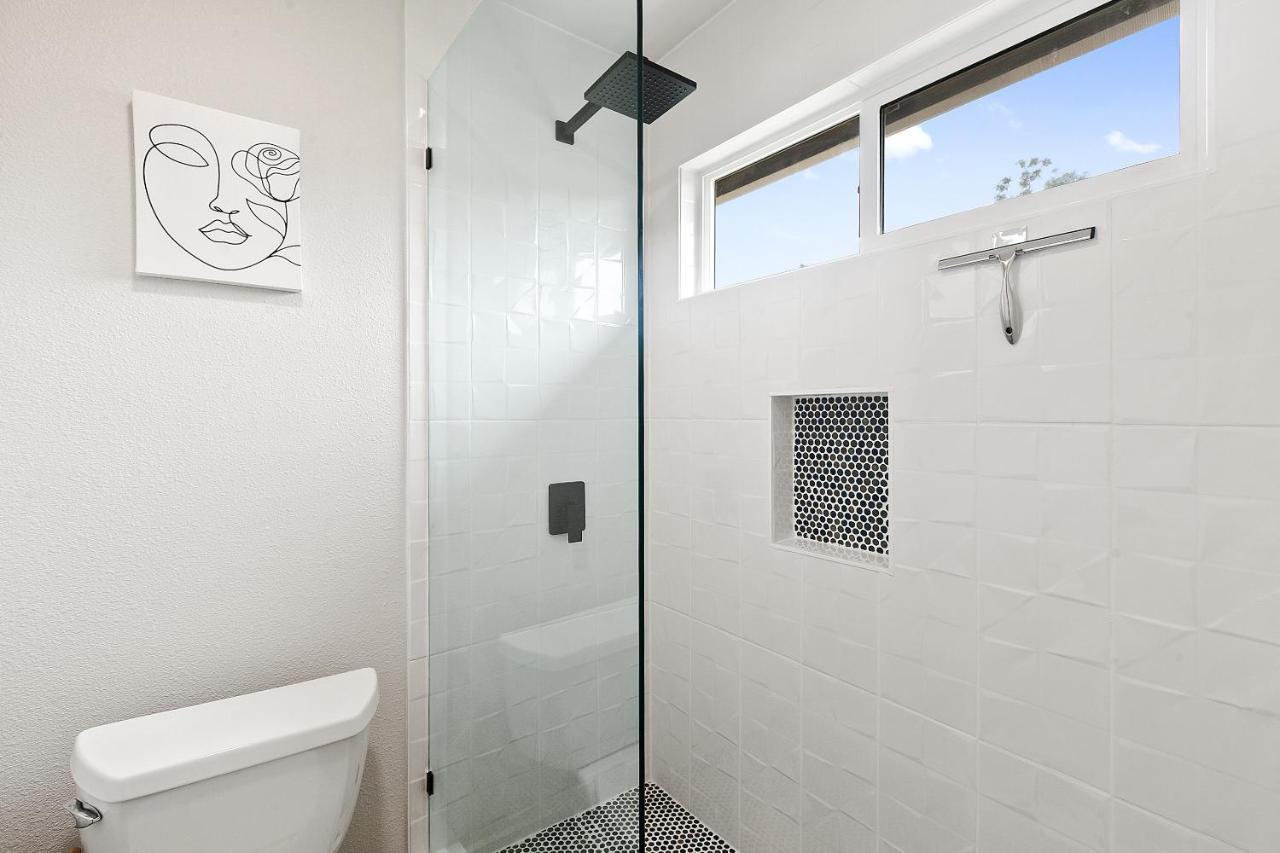 Contemporary Couples Getaway Near Favorites - Loft 21 Austin