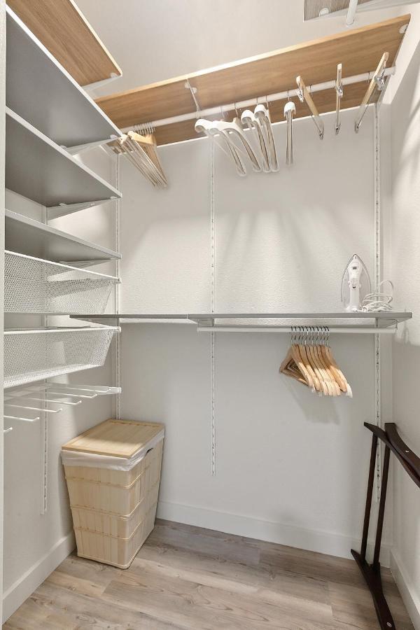 Apartment Contemporary Couples Getaway Near Favorites - Loft 21