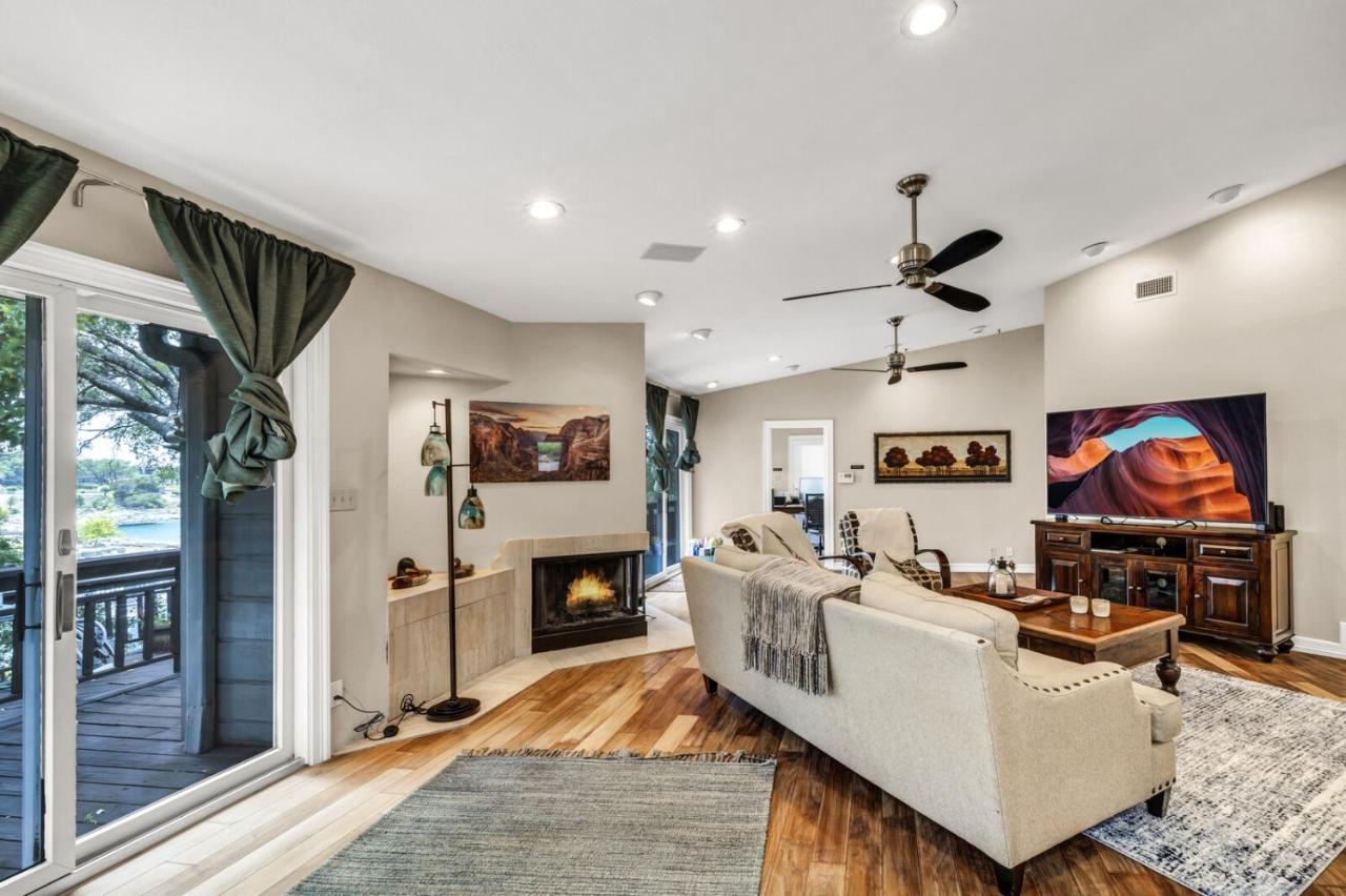 Lakefront On Travis Holiday home *