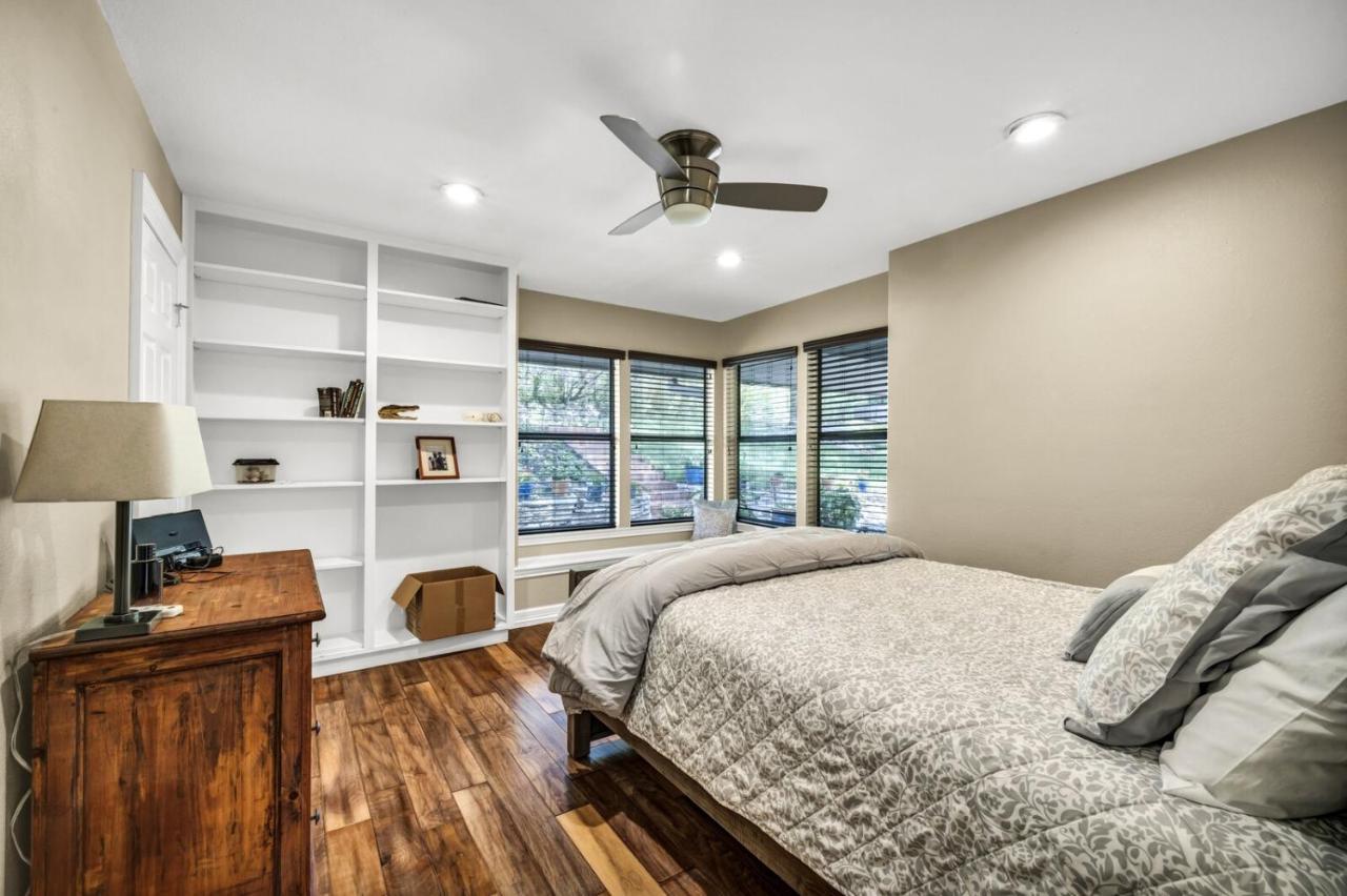 Lakefront On Travis Holiday home