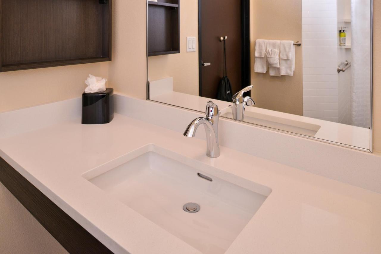 Hotel Candlewood - Airport By Ihg