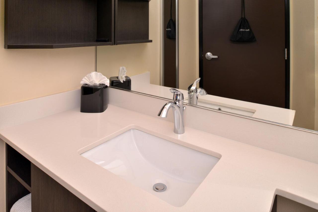 Candlewood - Airport By Ihg Hotel
