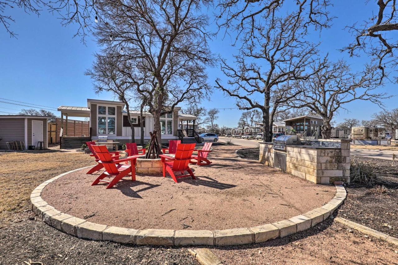 Tiny With Pool Access, 8 Mi To Downtown Austin! Holiday home Austin