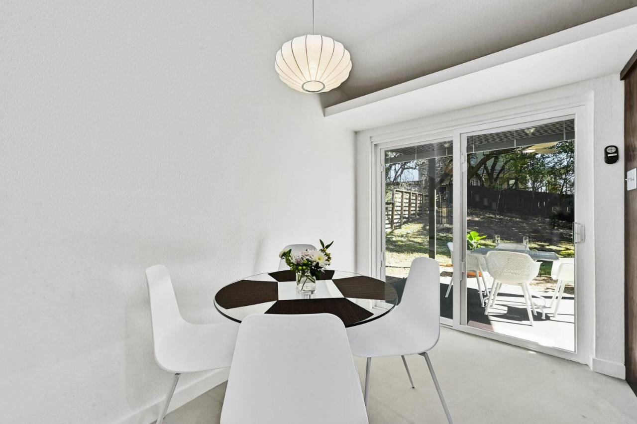 Holiday home The Guava Door - Cheerful Mid-century - Big Yard, Free Parking *