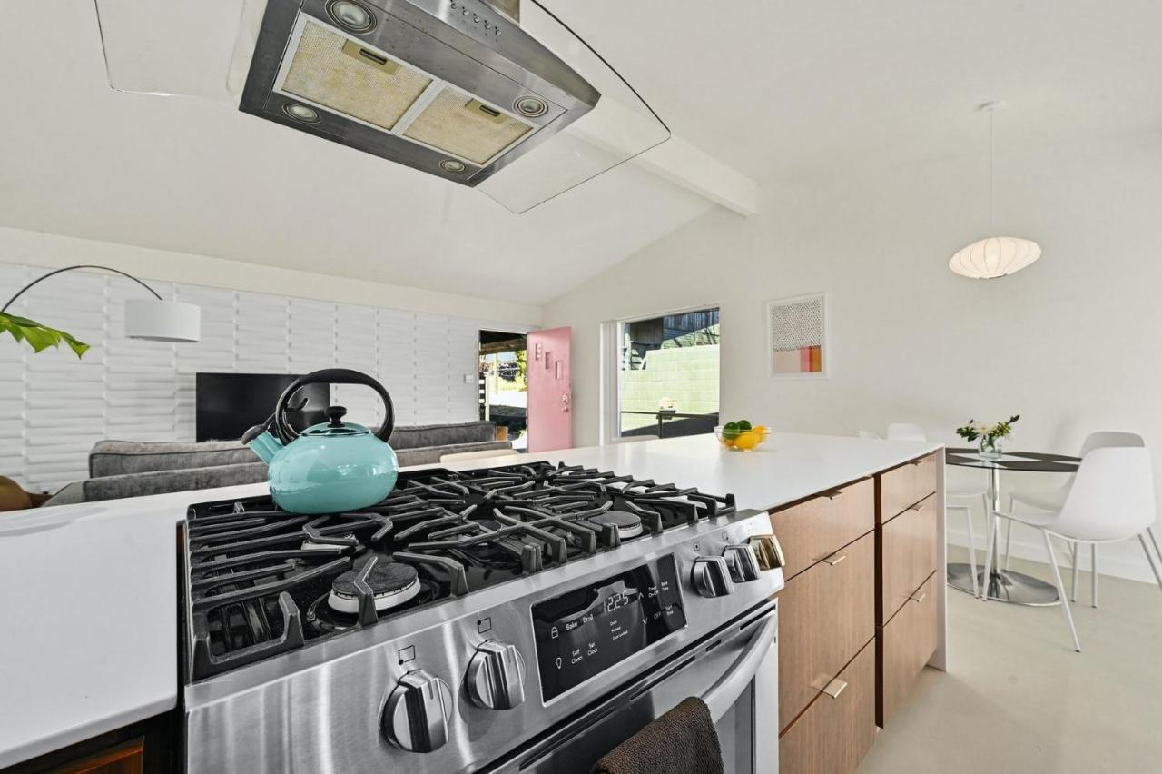 The Guava Door - Cheerful Mid-century - Big Yard, Free Parking *