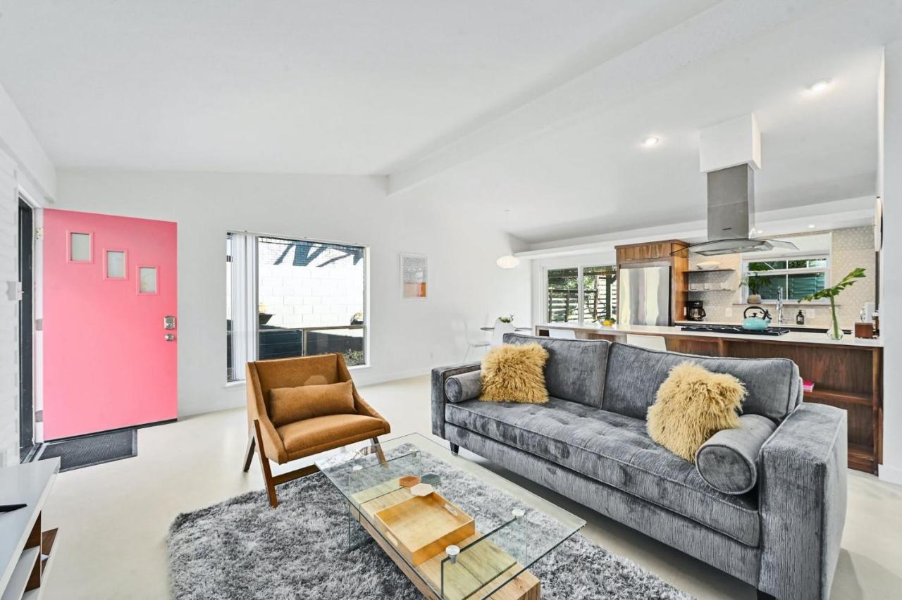 Holiday home The Guava Door - Cheerful Mid-century - Big Yard, Free Parking