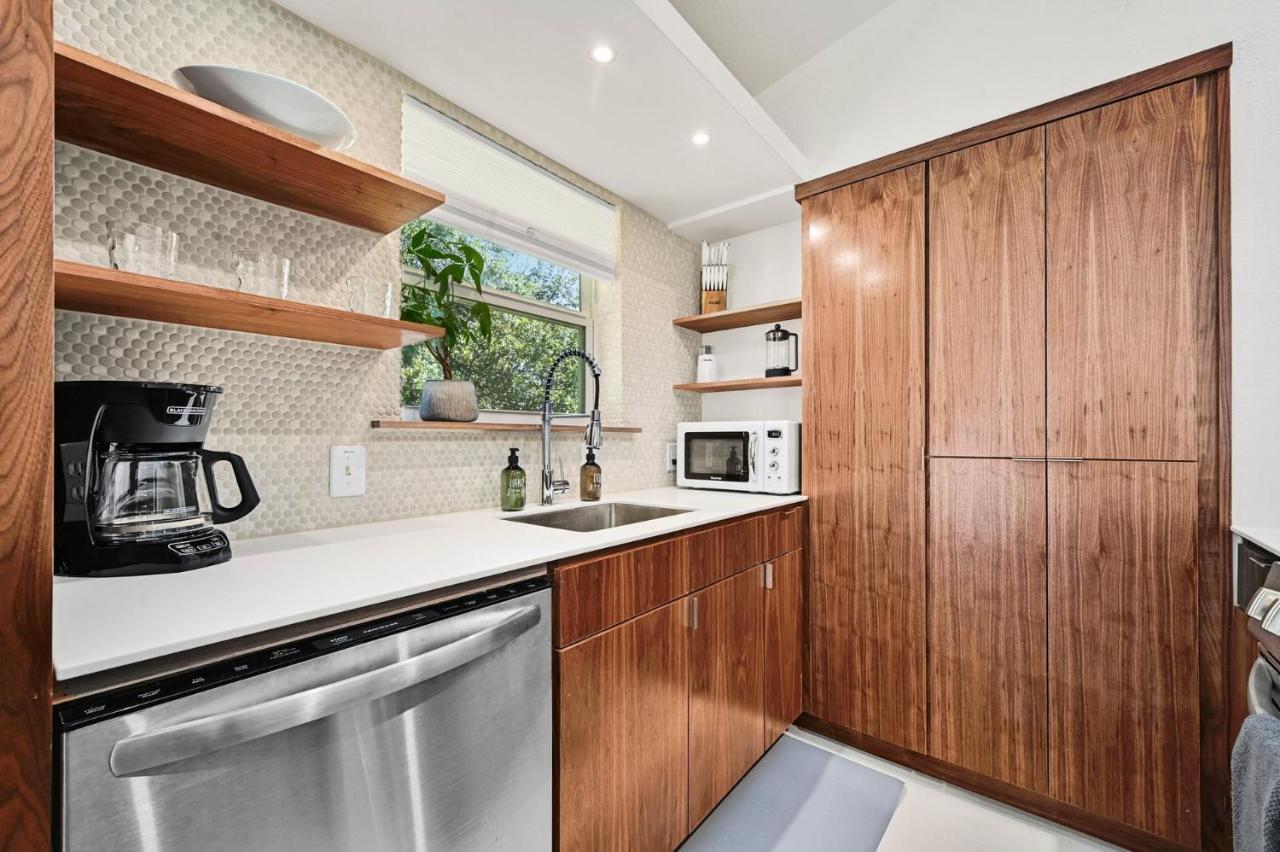 The Guava Door - Cheerful Mid-century - Big Yard, Free Parking Holiday home