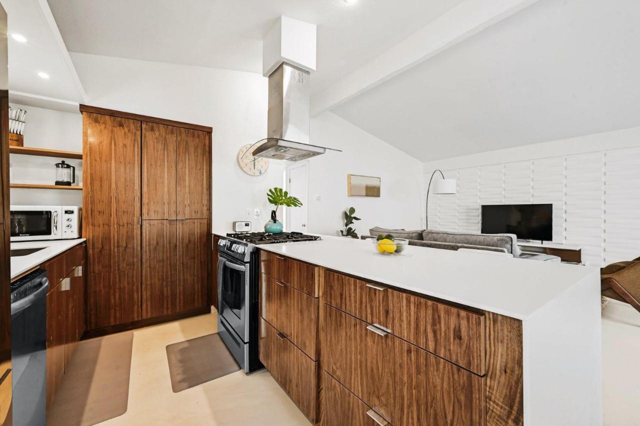 The Guava Door - Cheerful Mid-century - Big Yard, Free Parking Holiday home *