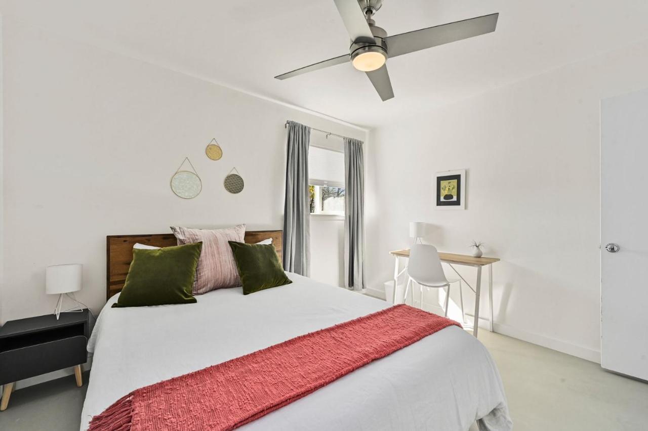 The Guava Door - Cheerful Mid-century - Big Yard, Free Parking * Austin