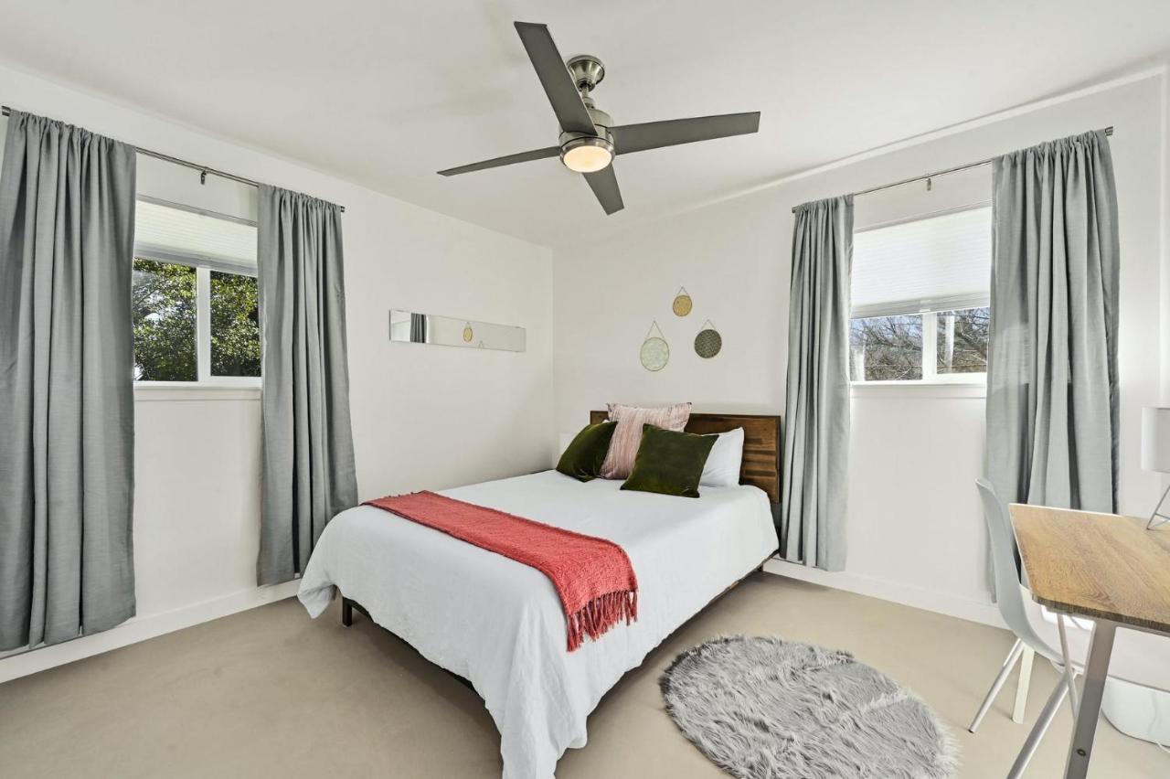 The Guava Door - Cheerful Mid-century - Big Yard, Free Parking Holiday home