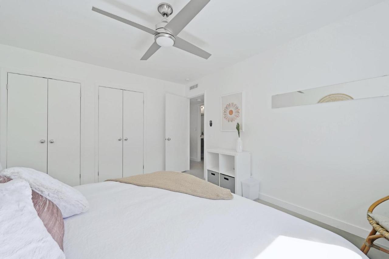 Holiday home The Guava Door - Cheerful Mid-century - Big Yard, Free Parking *