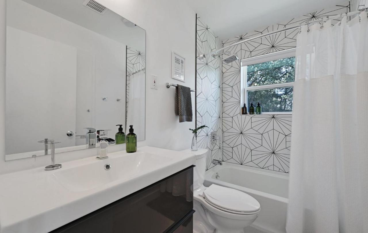 The Guava Door - Cheerful Mid-century - Big Yard, Free Parking Holiday home Austin