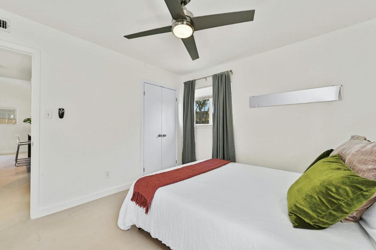 The Guava Door - Cheerful Mid-century - Big Yard, Free Parking Holiday home *