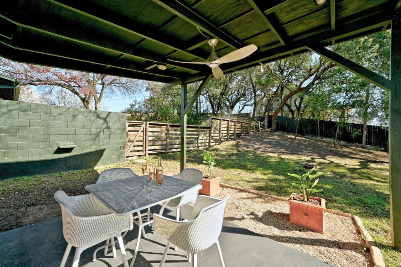 The Guava Door - Cheerful Mid-century - Big Yard, Free Parking Austin