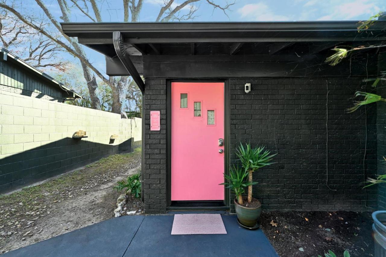 Holiday home The Guava Door - Cheerful Mid-century - Big Yard, Free Parking *