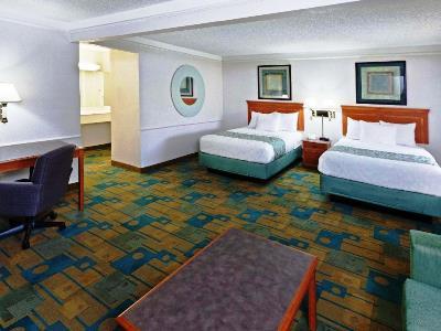 La Quinta By Wyndham Oltorf Hotel