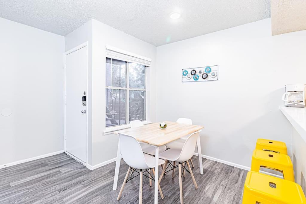 Vivant - Sola Chic King Bed Suites, Close To Downtown Apartment