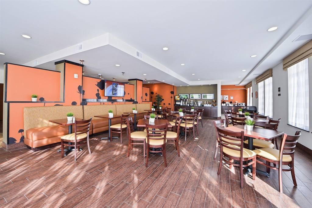 Hotel Sleep & North - I-35