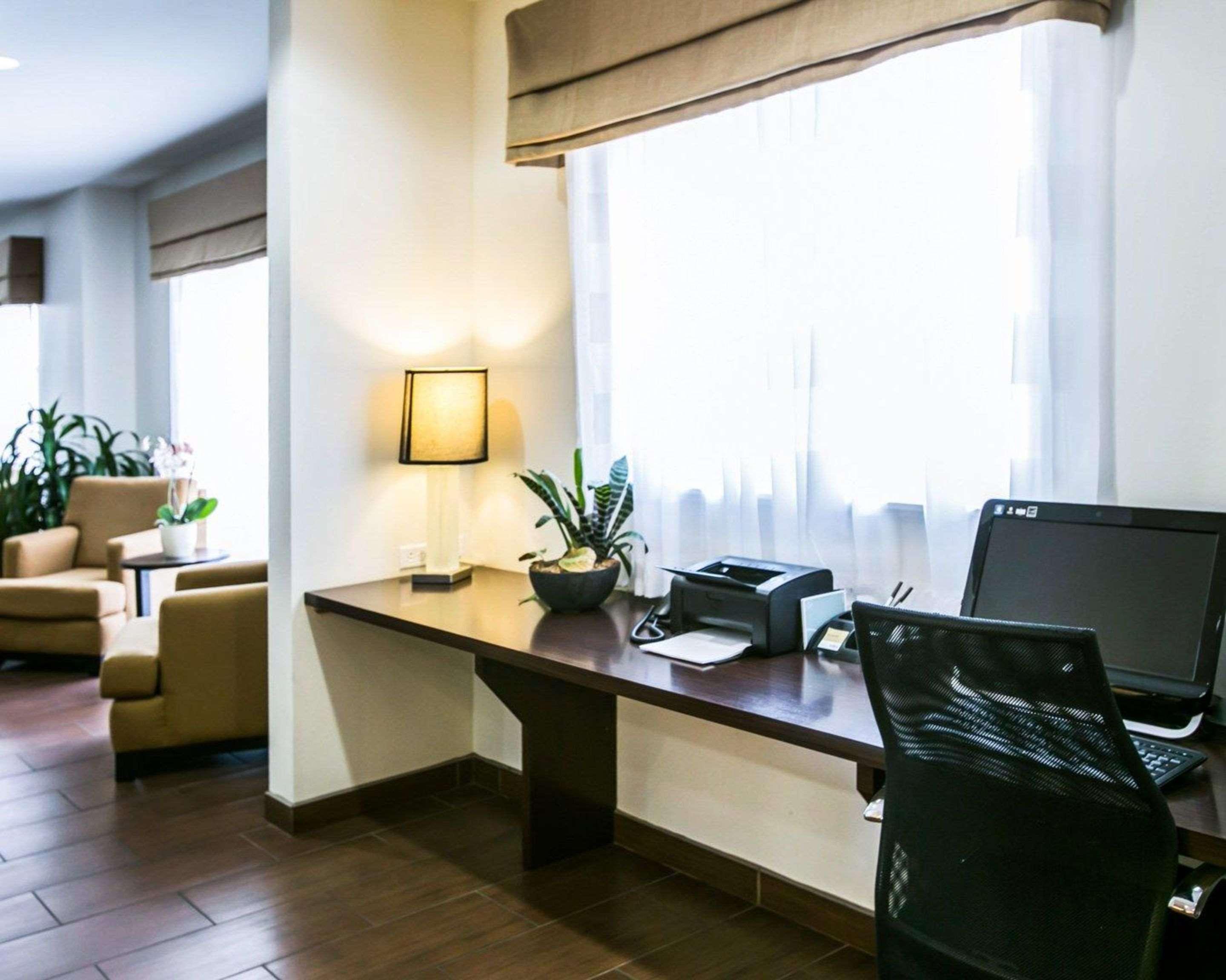 Sleep & North - I-35 Hotel