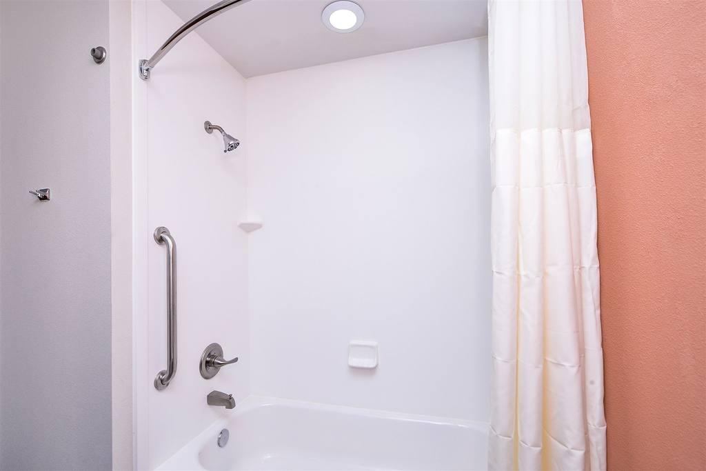 Sleep & North - I-35 Hotel